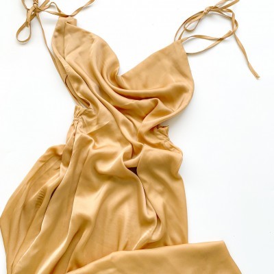 Váy lụa hai dây màu be nude