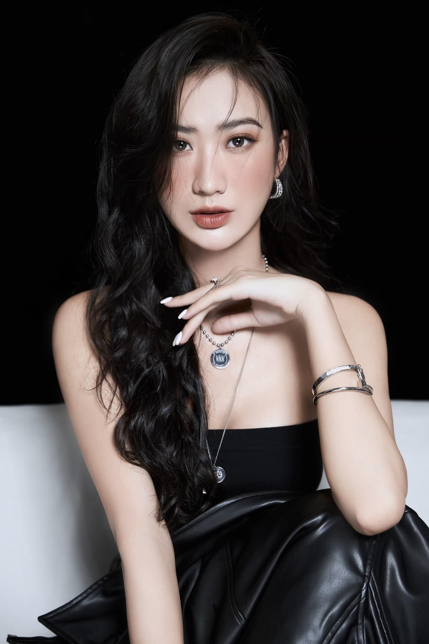 Sự quyến rũ vĩnh cửu của gam màu đen kinh điển trong thời trang